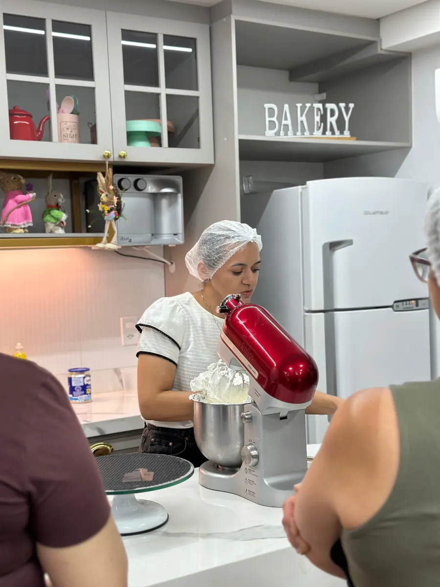 Luciana Mendonça preparando chantininho